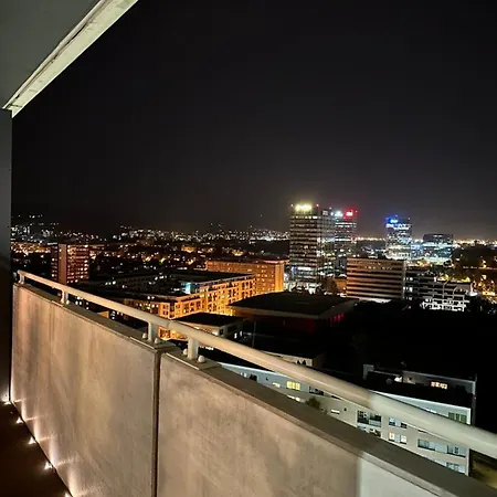 Skyline Elegance With Free Parking Lägenhet