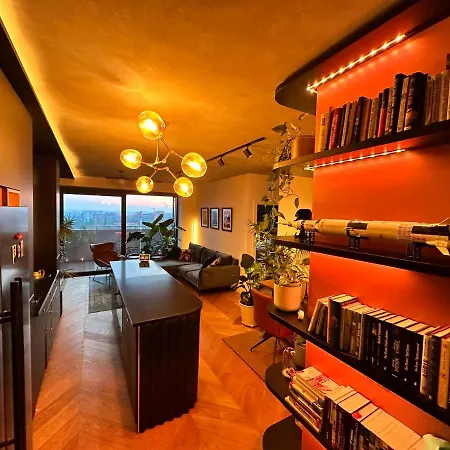 Skyline Elegance With Free Parking דירה *