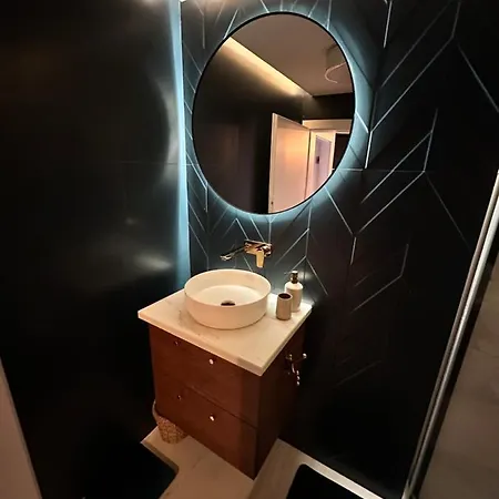 Skyline Elegance With Free Parking Apartmán