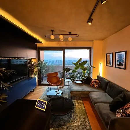 Skyline Elegance With Free Parking Lägenhet