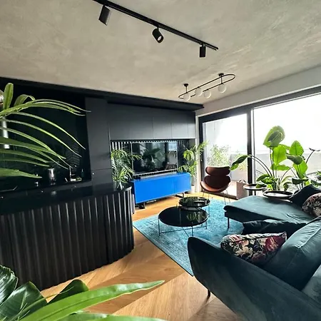 Skyline Elegance With Free Parking *