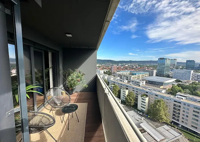 Skyline Elegance With Free Parking Apartment Pressburg