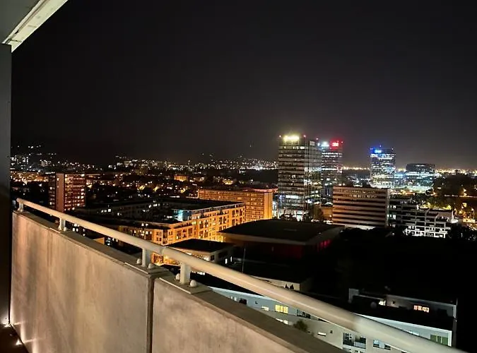Skyline Elegance With Free Parking דירה