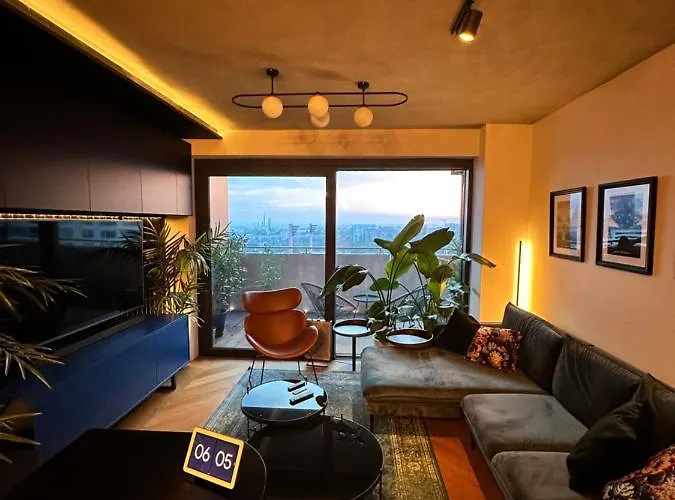 Skyline Elegance With Free Parking דירה