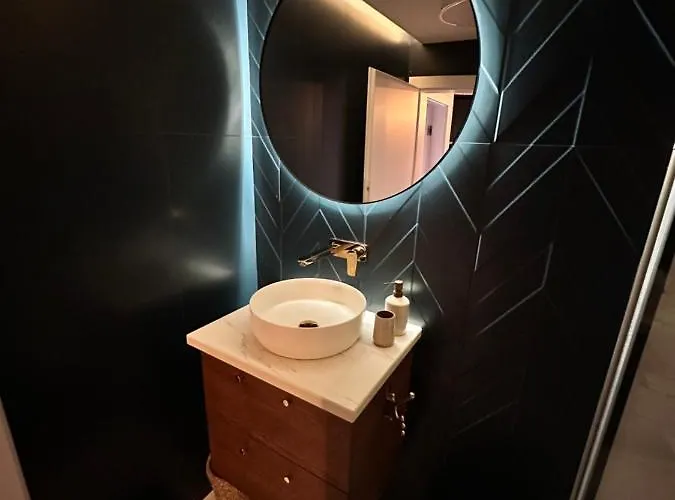 Skyline Elegance With Free Parking Apartamento